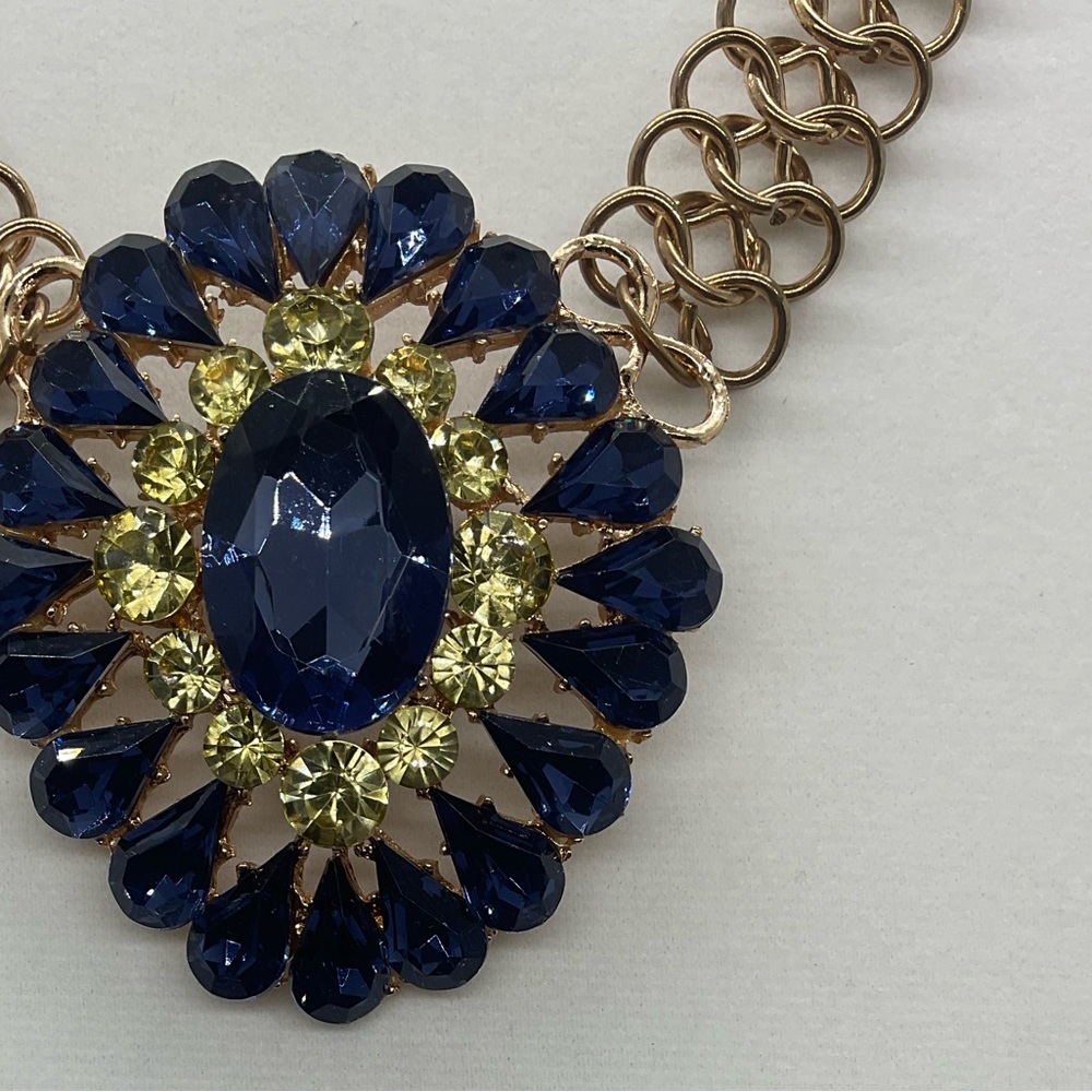BOLD Navy Blue Stone Medallion Necklace set in Gold Tone Metal Eye Catching WOW - Picture 4 of 4